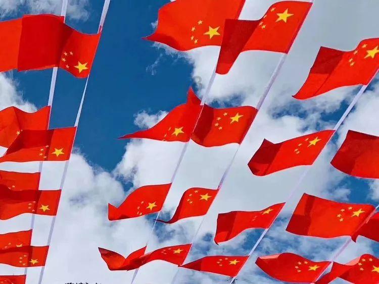 站在这么高的悬崖上往下一望深不可测令人内心极度恐惧惊慌四字成语（五年级下册）？